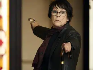 Jamie Lee Curtis håller i två pistoler.