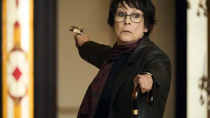 Jamie Lee Curtis håller i två pistoler.