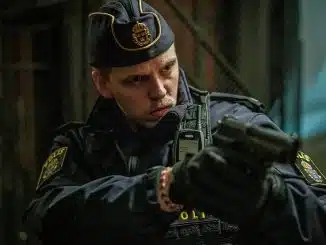 Valter Skarsgård håller i en dragen pistol.